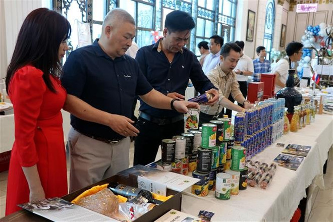 各位代表参观海阳省“一乡一品”展位和俄罗斯产品的展位。(图片来源:越通社) 各位代表参观海阳省“一乡一品”展位和俄罗斯产品的展位。(图片来源:越通社)