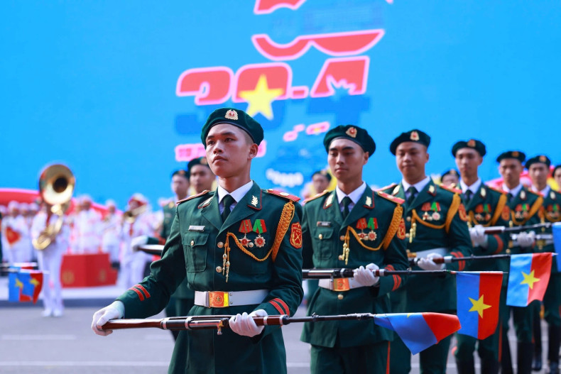 仪式上的“祖国充满喜悦”艺术枪舞与军乐表演。 仪式上的“祖国充满喜悦”艺术枪舞与军乐表演。