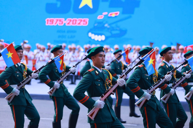 仪式上的“祖国充满喜悦”艺术枪舞与军乐表演。 仪式上的“祖国充满喜悦”艺术枪舞与军乐表演。