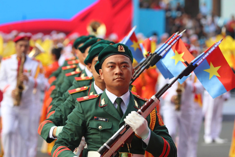 仪式上的“祖国充满喜悦”艺术枪舞与军乐表演。 仪式上的“祖国充满喜悦”艺术枪舞与军乐表演。