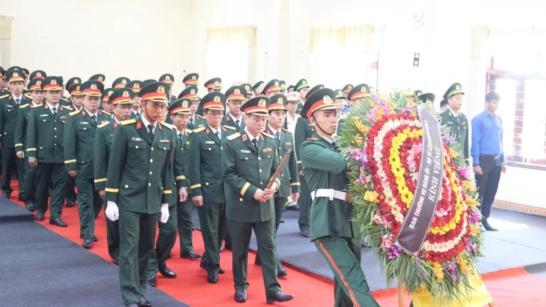 由第五军区司令黎玉海少将率领的第五军区党委常委会、司令部代表团向陈德良同志敬献花圈致哀。