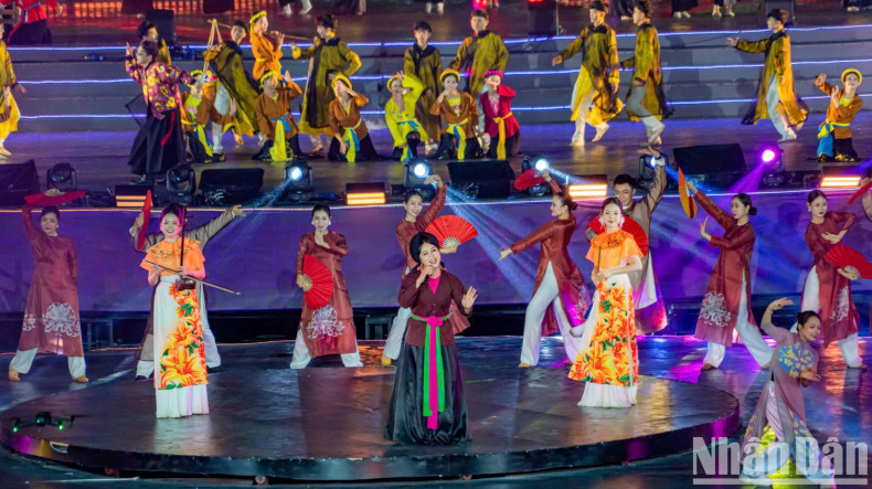 文艺节目让观众领略到来自越南各个地区的有关著名河流及其独特的故事。