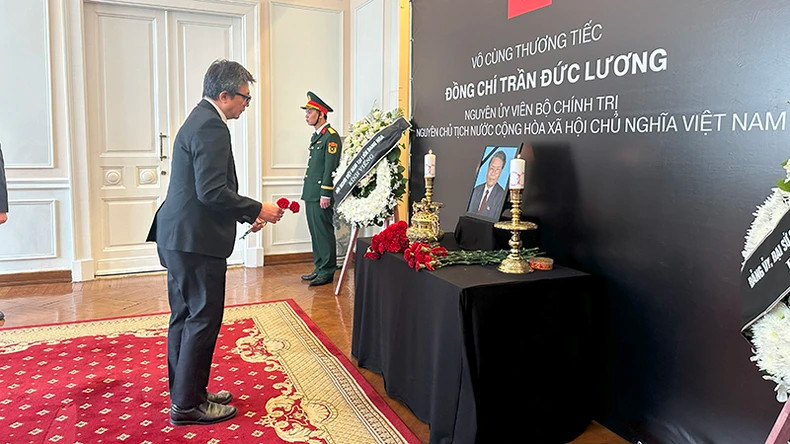 印尼驻俄罗斯大使馆代表吊唁原国家主席陈德良同志逝世。