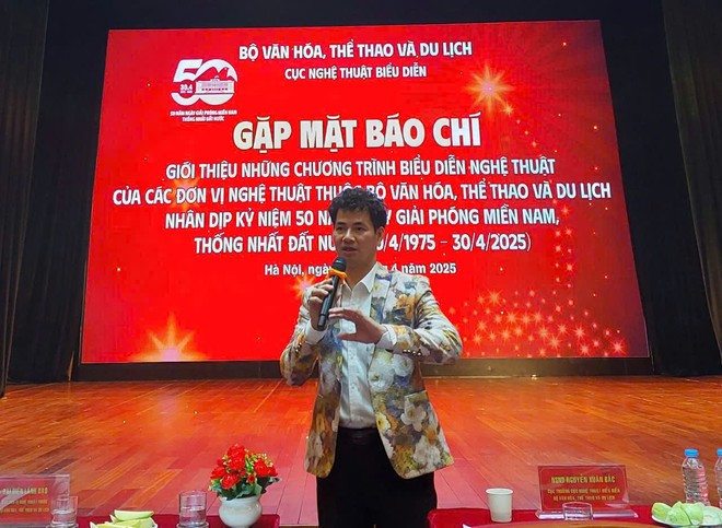 文化体育旅游部表演艺术局局长阮春北在新闻吹风会上介绍系列艺术特殊活动。(图片来源:越通社) 文化体育旅游部表演艺术局局长阮春北在新闻吹风会上介绍系列艺术特殊活动。(图片来源:越通社)