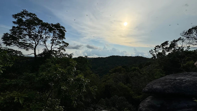 主山之巅的日落景象令人沉醉