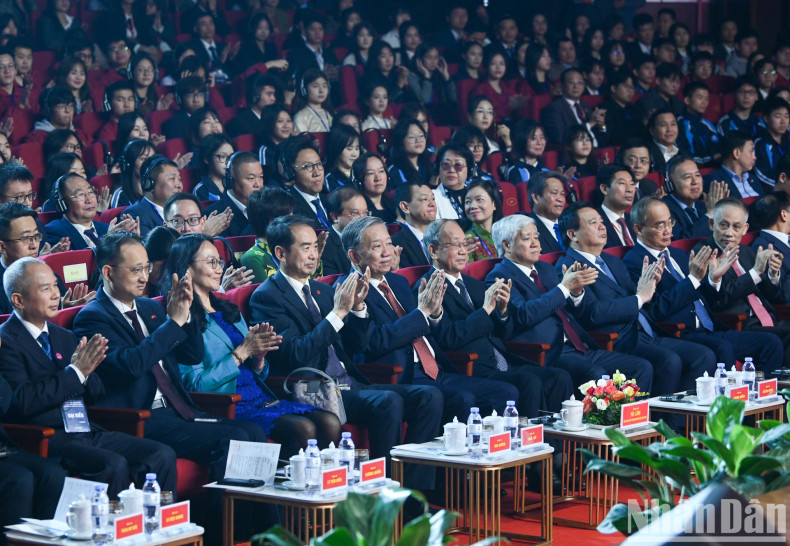 苏林总书记、中国驻越南特命全权大使何炜、越南党和国家领导和代表们一同出席见面会。 苏林总书记、中国驻越南特命全权大使何炜、越南党和国家领导和代表们一同出席见面会。