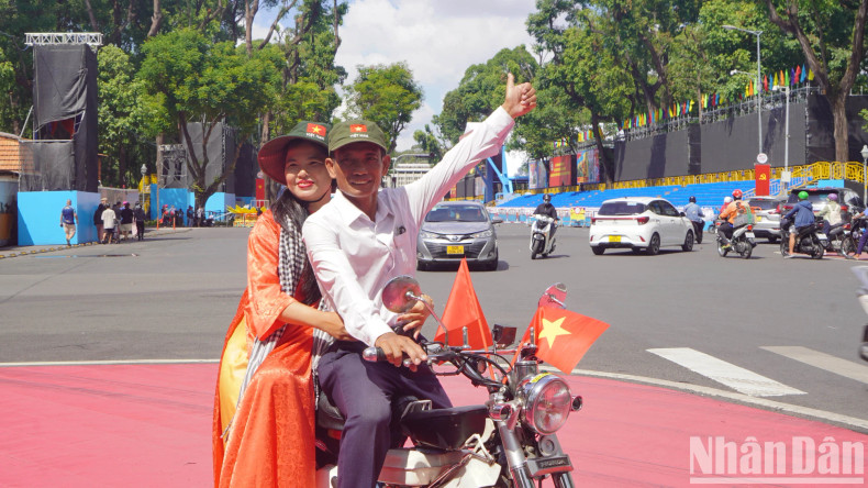 在阅兵仪式主会场入口区域，游客纷纷拍照留念，场面热闹非凡。