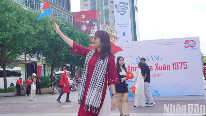 一位青年手持民族解放阵线旗帜，表达对祖国历史的崇敬。