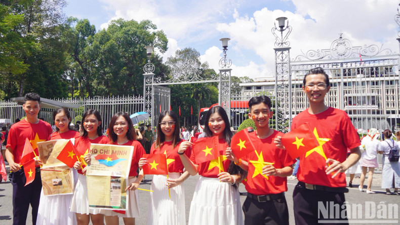 据本报记者4月25日中午11时现场报道，众多国内外游客聚集在独立宫前排队参观，场面热闹非凡。