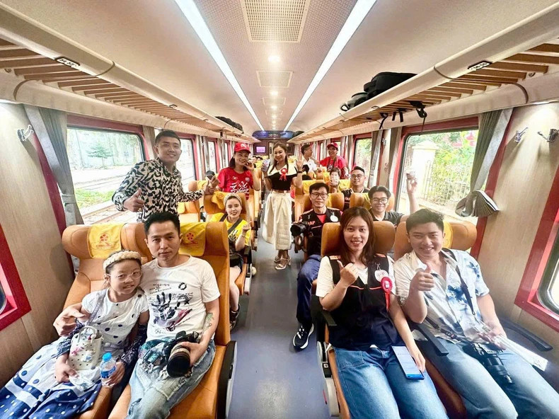 游客们体会首趟列车。