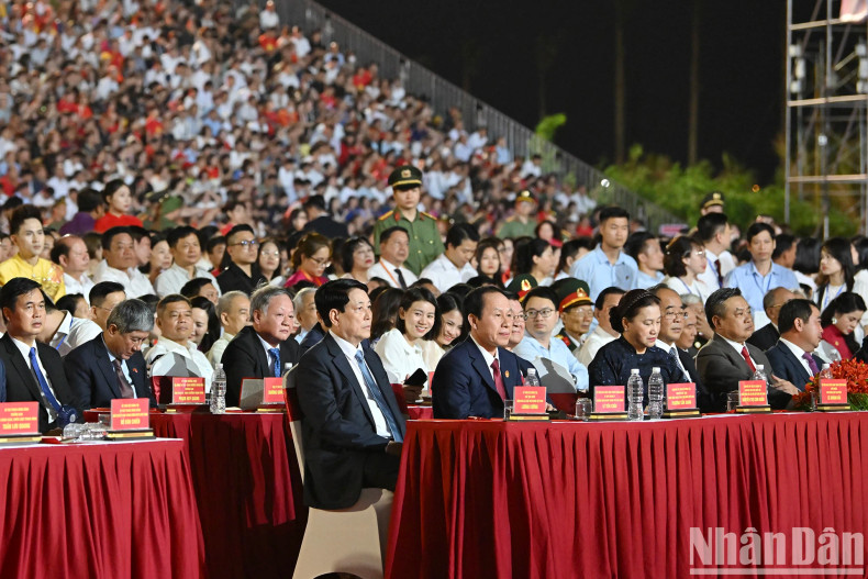 出席活动的代表们。