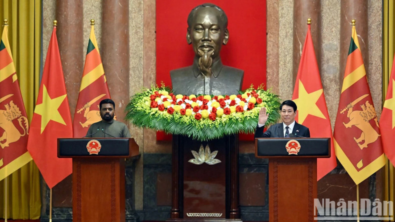 国家主席梁强与斯里兰卡总统阿努拉·库马拉·迪萨纳亚克共同主持记者会。