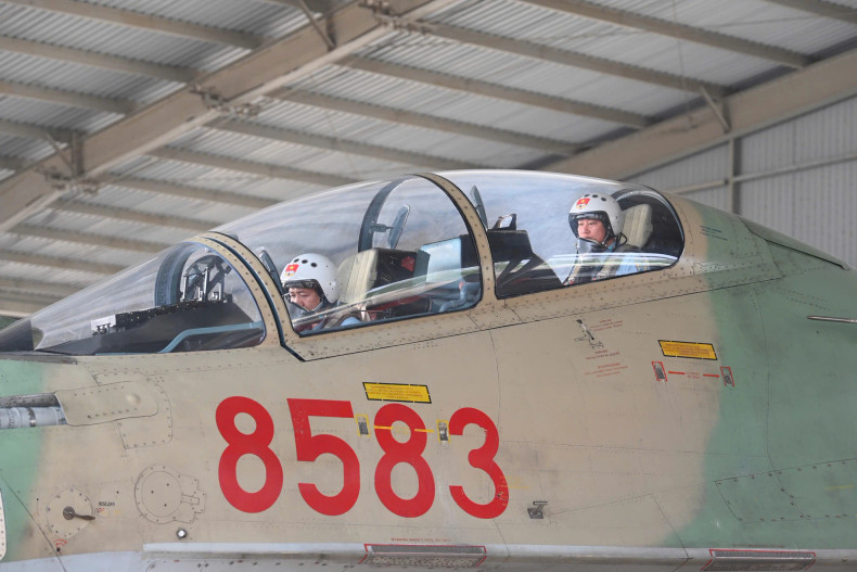 Su-30MK2战斗机编队正在边和机场做好起飞准备。