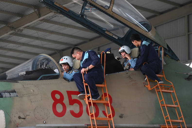Su-30MK2战斗机编队正在边和机场做好起飞准备。