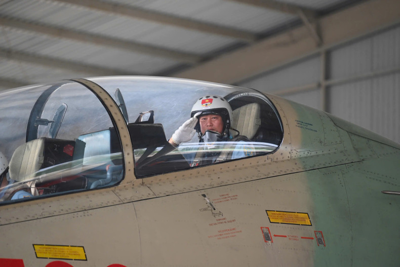 Su-30MK2战斗机编队正在边和机场做好起飞准备。