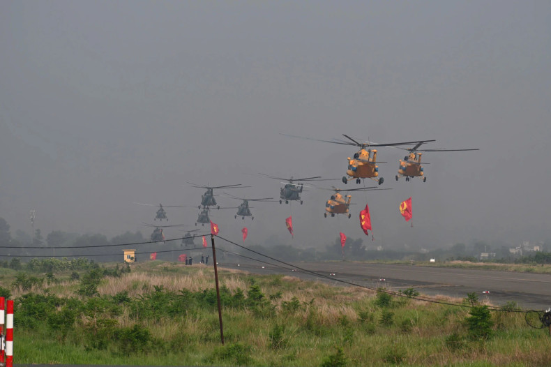 悬挂国旗的直升机编队从边和机场起飞。