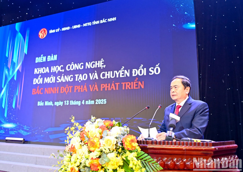 国会主席陈青敏在论坛上发表指导性讲话。