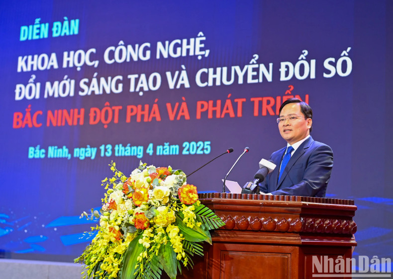 北宁省委书记阮英俊在论坛开幕式上致辞。