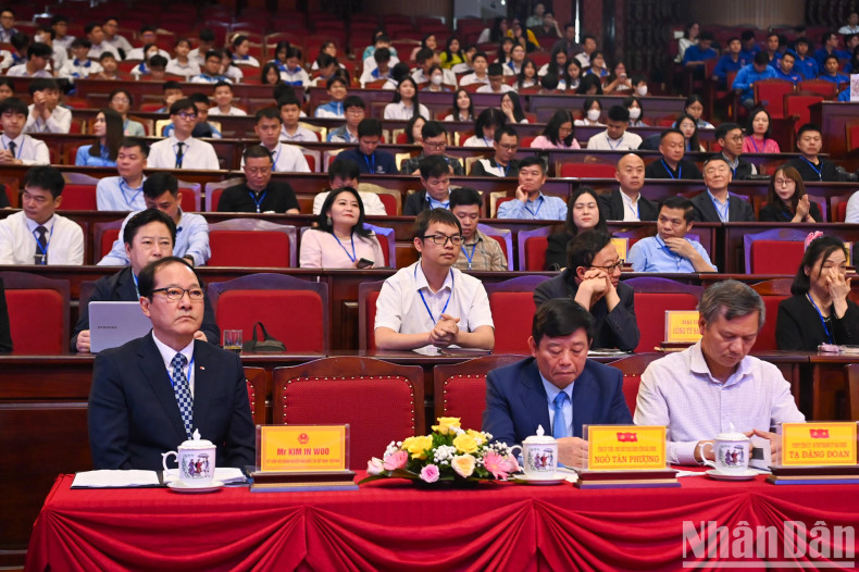 国会主席陈青敏与各位代表出席论坛。