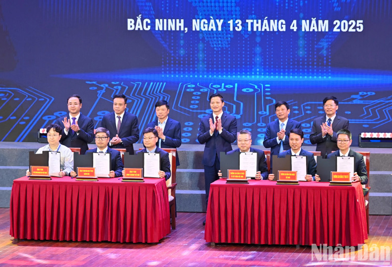 北宁省领导出席学校与企业之间关于数字人力资源培训的合作签约仪式。