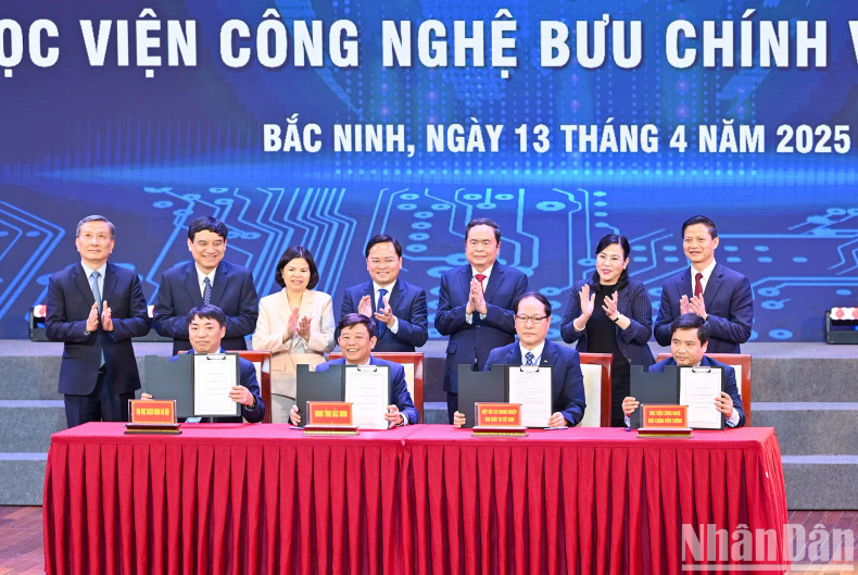 国会主席陈青敏出席北宁省人民委员会与韩国驻越南商会、河内理工大学、邮电技术学院合作备忘录签字仪式。