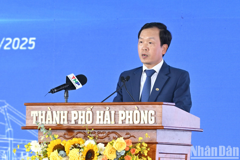 海防港股份公司董事会主席黎鸿明在仪式上致辞。