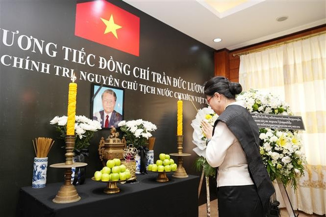 老挝外交部副部长丰萨穆·安拉万向陈德良同志上香。（图片来源：越通社）