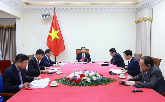 越南政府总理范明正与新西兰总理克里斯托弗·拉克森通电话。（图片来源：越通社）