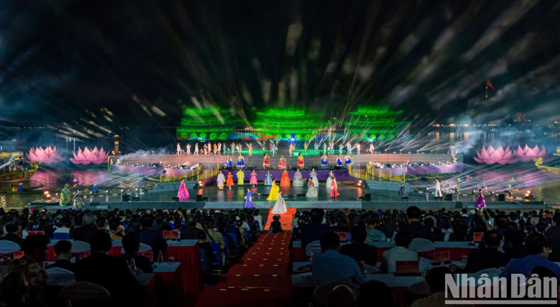 这是一场精彩的艺术节目，吸引来自中国、韩国和日本等国家的艺术代表团参加表演。