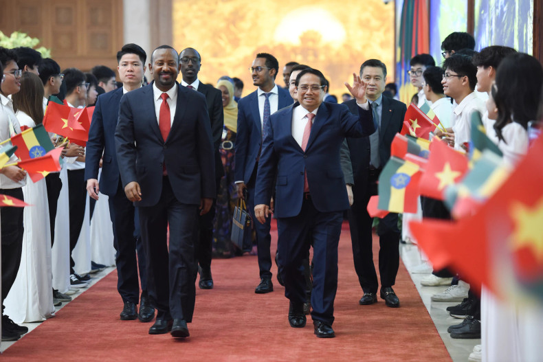 越南政府总理范明正与埃塞俄比亚总理阿比·艾哈迈德·阿里共同出席两国各项合作备忘录签署仪式。