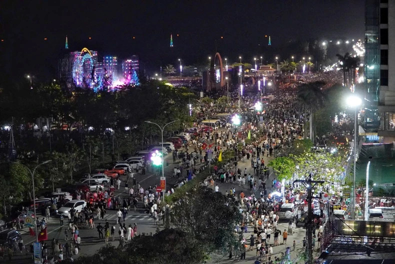 广大当地居民和游客前来参加此活动。 广大当地居民和游客前来参加此活动。