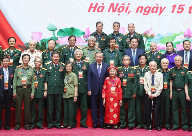 苏林总书记与代表们合影留念。 苏林总书记与代表们合影留念。