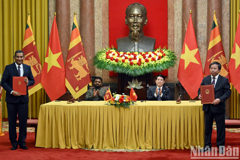 梁强主席与阿努拉·库马拉·迪萨纳亚克总统共同见证了越南农业科学院与斯里兰卡农业局在农业科学领域合作的谅解备忘录签署仪式。