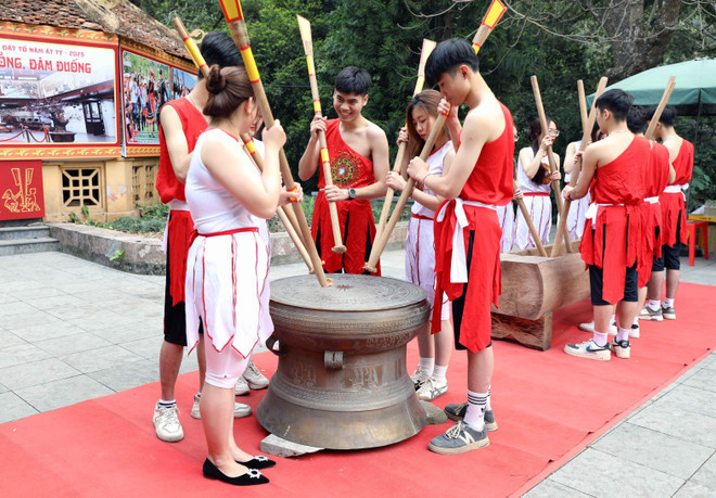 雄王博物馆打鼓表演活动。（图片来源：越通社）