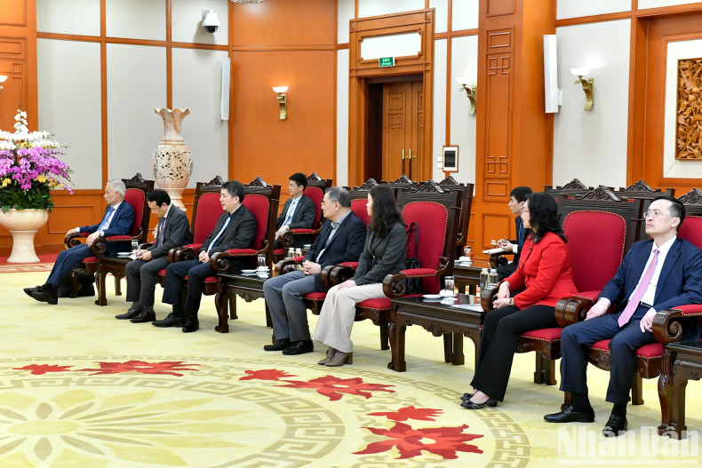 出席会见的越南代表团。