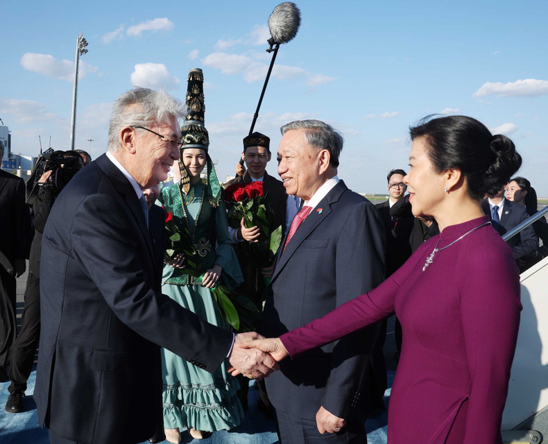 哈萨克斯坦总统卡西姆 - 若马尔特·托卡耶夫来到努尔苏丹·纳扎尔巴耶夫国际机场迎接越共中央总书记苏林与夫人。(图片来源: 越通社) 哈萨克斯坦总统卡西姆 - 若马尔特·托卡耶夫来到努尔苏丹·纳扎尔巴耶夫国际机场迎接越共中央总书记苏林与夫人。(图片来源: 越通社)