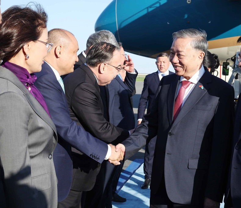 哈萨克斯坦领导人来到努尔苏丹·纳扎尔巴耶夫国际机场迎接越共中央总书苏林一行访哈。(图片来源: 越通社) 哈萨克斯坦领导人来到努尔苏丹·纳扎尔巴耶夫国际机场迎接越共中央总书苏林一行访哈。(图片来源: 越通社)