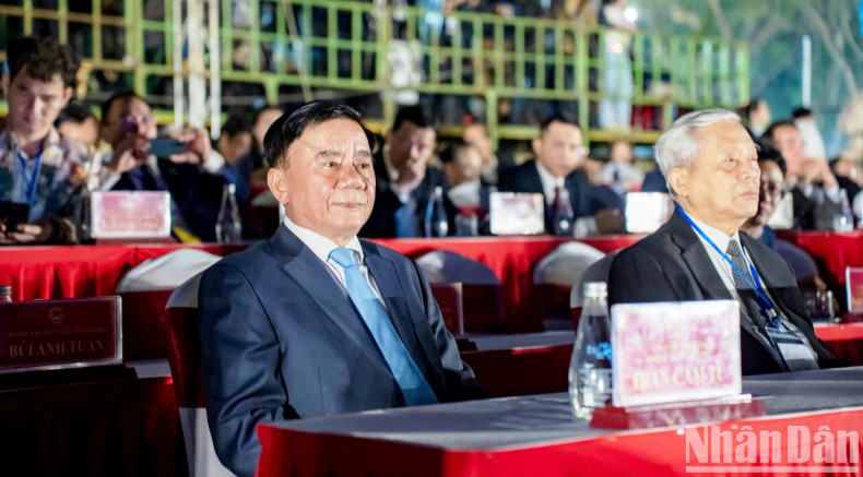 越共中央政治局委员、中央书记处常务书记陈锦绣，政府、各部委及各省市领导和代表一同出席开幕式。