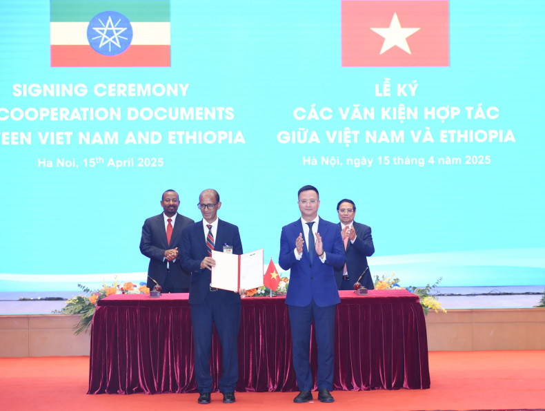 越南政府总理范明正与埃塞俄比亚总理阿比·艾哈迈德·阿里共同见证越南航空局向埃塞俄比亚航空公司主席颁发许可函，允许该航空公司开通河内至亚的斯亚贝巴的直飞航线。