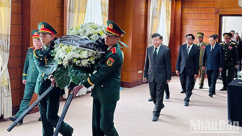 老挝人民革命党中央总书记、国家主席通伦·西苏里吊唁原国家主席陈德良同志逝世。