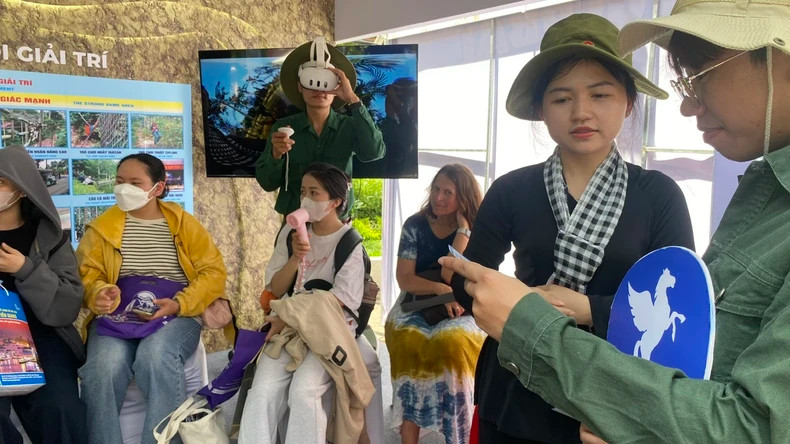 游客在工作人员指导下使用旅游产品搜索软件。 游客在工作人员指导下使用旅游产品搜索软件。