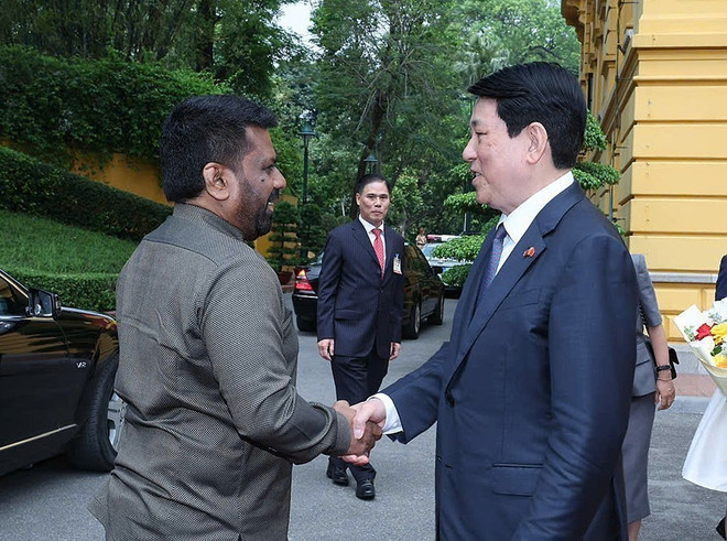 越南国家主席梁强(右)与斯里兰卡总统迪萨纳亚克亲切握手。(图片来源:越通社) 越南国家主席梁强(右)与斯里兰卡总统迪萨纳亚克亲切握手。(图片来源:越通社)