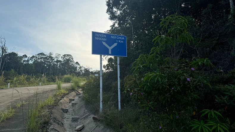 途中要经过多个陡峭弯道。