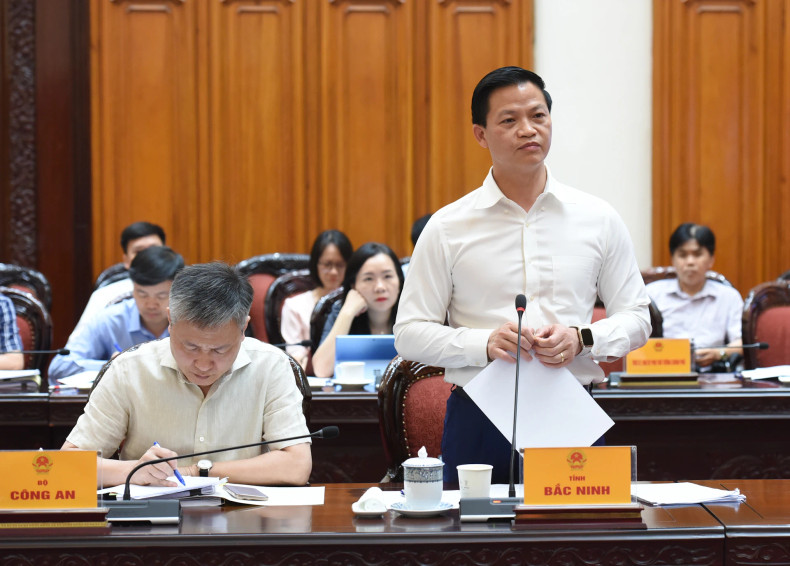 北宁省人民委员会主席王国俊在会上发表讲话。