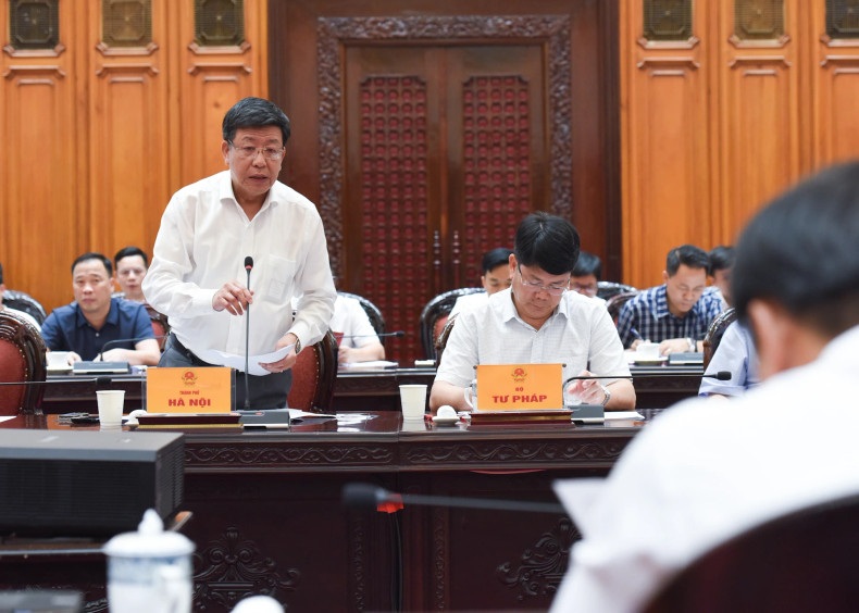 河内市人民委员会副主席杨德俊发表讲话。