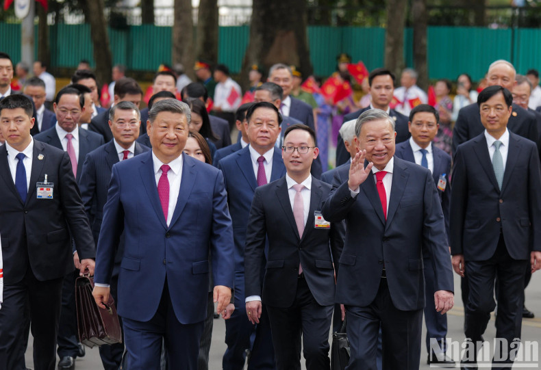 越共中央总书记苏林与中共中央总书记、中国国家主席习近平以及代表团成员步行在雄王街,前往越共中央总部。 越共中央总书记苏林与中共中央总书记、中国国家主席习近平以及代表团成员步行在雄王街,前往越共中央总部。