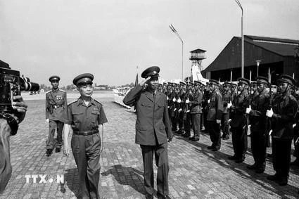 1977年,越南国防部长武元甲大将会见访越的老挝政府副总理、国防部长坎代·西潘敦。 1977年,越南国防部长武元甲大将会见访越的老挝政府副总理、国防部长坎代·西潘敦。