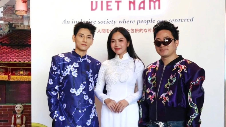 越南艺术家松阳、艾萨克和阮绢琼出席并参观了越南国家馆,积极参与文化推广活动。 越南艺术家松阳、艾萨克和阮绢琼出席并参观了越南国家馆,积极参与文化推广活动。