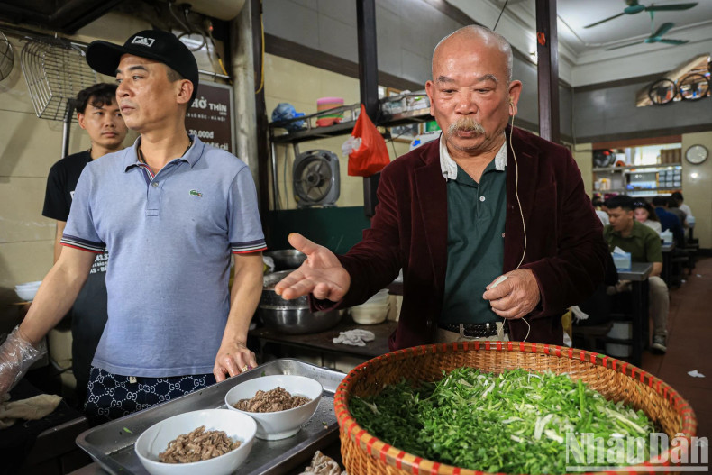 铸炉街13号辰粉品牌创始人阮重辰(右)分享了他挑选食材的方法。 铸炉街13号辰粉品牌创始人阮重辰(右)分享了他挑选食材的方法。