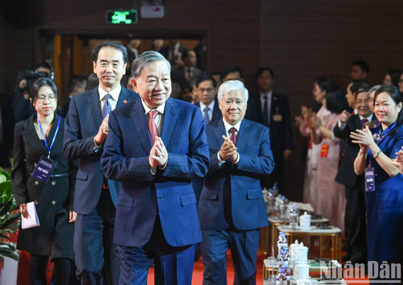 苏林总书记出席越中各时期留学生、大学生见面会。 苏林总书记出席越中各时期留学生、大学生见面会。